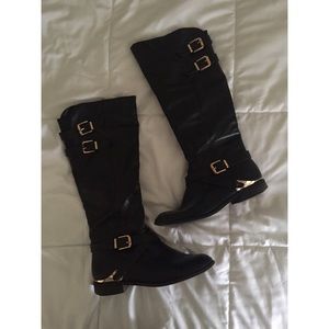 Black boots with buckles