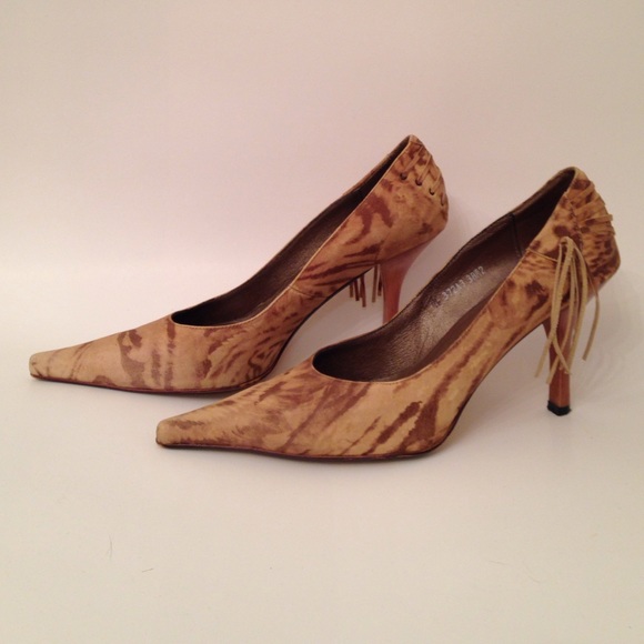 Nubuck Leather Pumps with fringes. - Picture 1 of 4