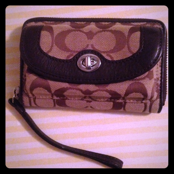 Coach wristlet/wallet with zip closure