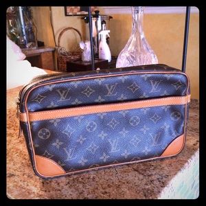Louis Vuitton Toliette 28 makeup/travel case