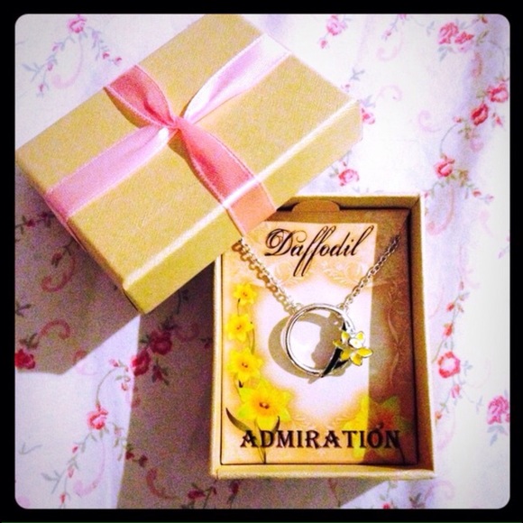 ️NWT Yellow Dafodil necklace