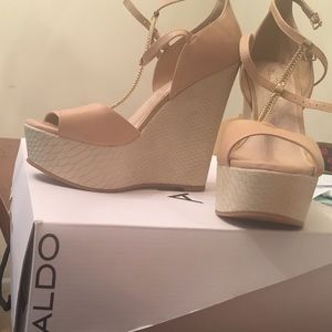 Tab Wedge heel with gold accent!