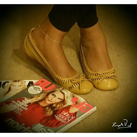 Cute Mustard Yellow Flats