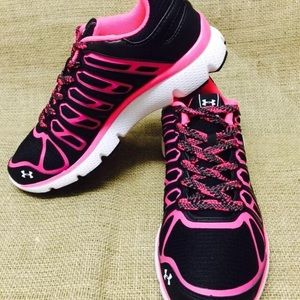 SOLD   NEW Under Armour girls size 6Y shoes