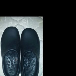 Slip resistant shoes