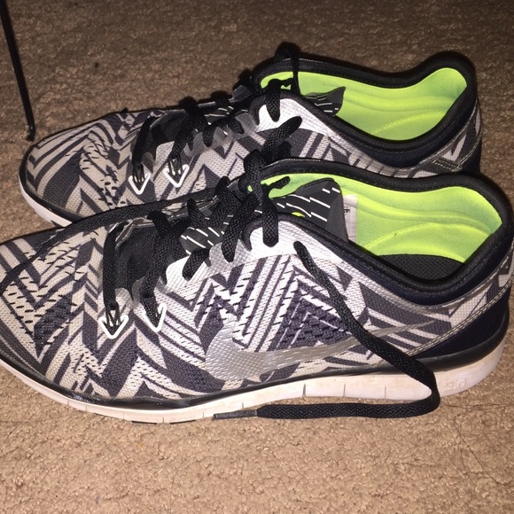 Nike Shoes - Nike Free Runs