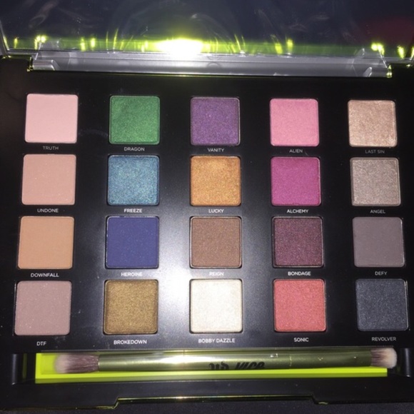 Urban Decay Other - NWT Urban Decay Vice 3 Palette with Makeup Case