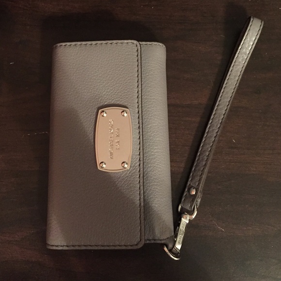 MK iPhone 6 wristlet