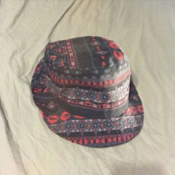 Aztec like bucket hat 🎩 - Picture 2 of 2