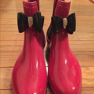 The cutest red rain boots