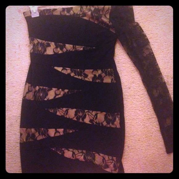 One shoulder / lace sleeve