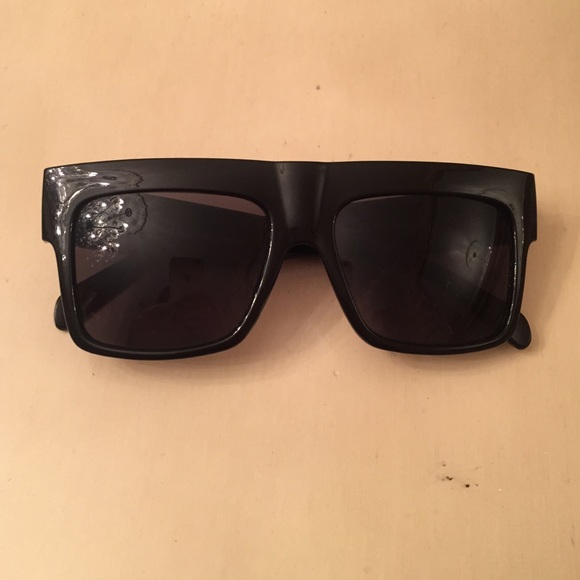 sunglasses with three dots on frame brand