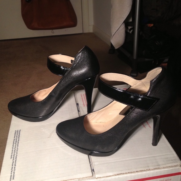 SALE! Michael Kors Black Italian Leather Heel - Picture 3 of 4