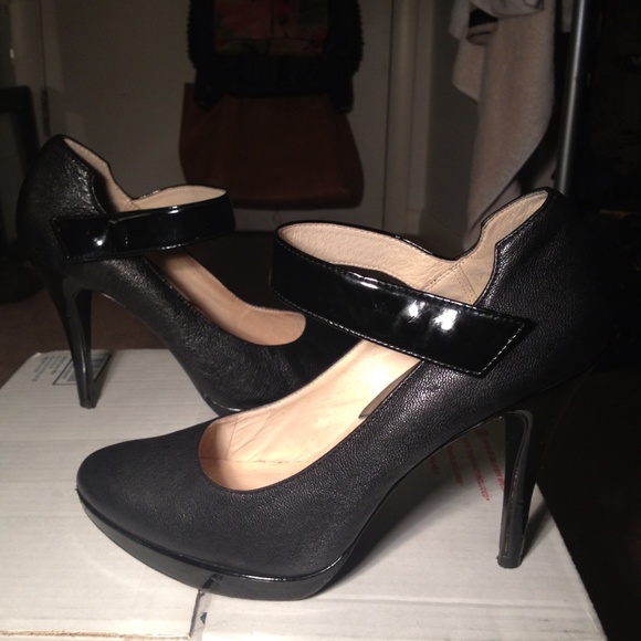 SALE! Michael Kors Black Italian Leather Heel - Picture 2 of 4