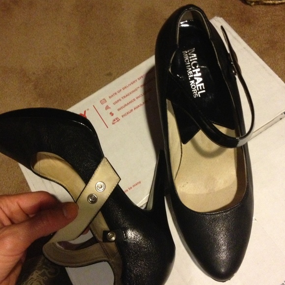 SALE! Michael Kors Black Italian Leather Heel - Picture 4 of 4