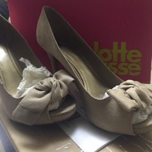 tan heels with a bow.😍