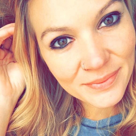 Meet your Posher, Courtney - Picture 3 of 6