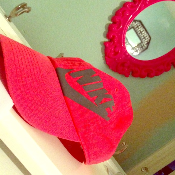 Hot pink Nike women baseball cap