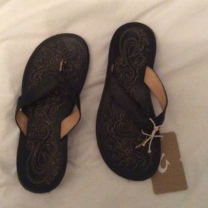 NWT OLU KAI SLIPPERS