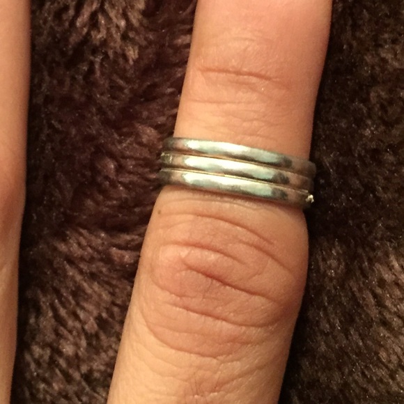 Silver ring. - Picture 2 of 2