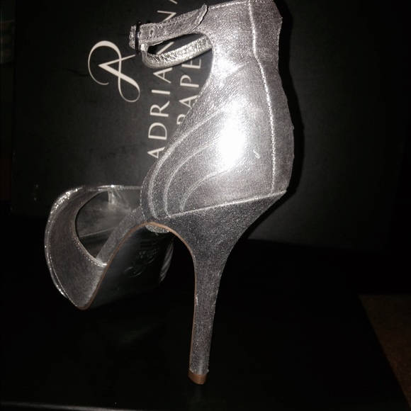Silver heels - Picture 2 of 2