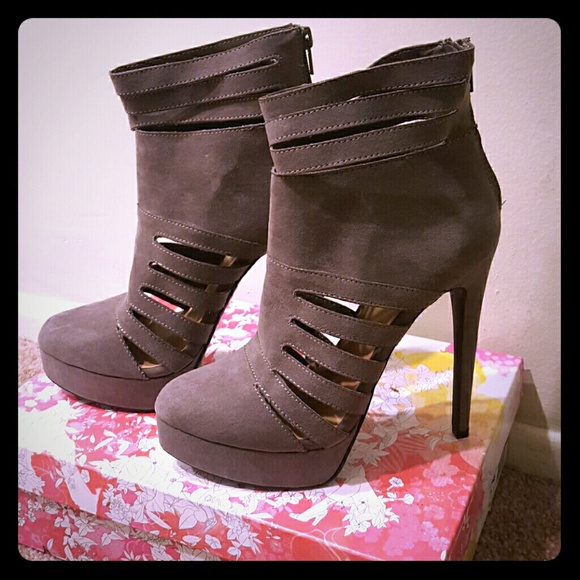 NWOT JustFab dark grey high heeled booties!!