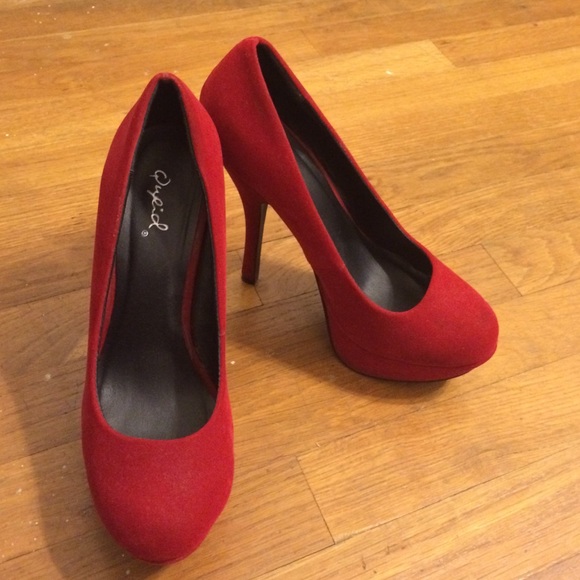 Candy apple red pumps