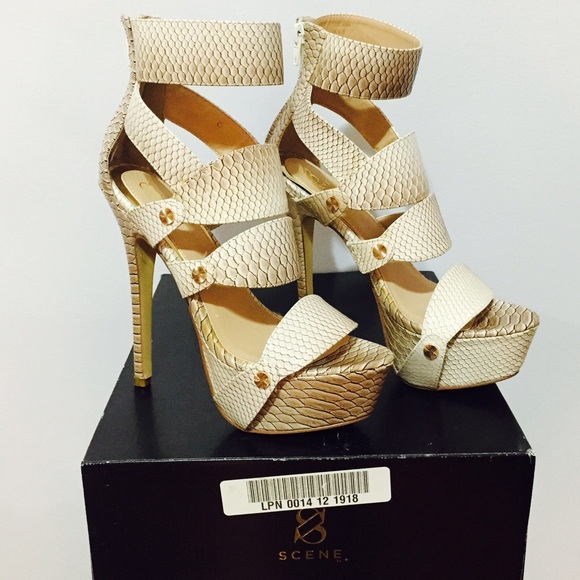 Beautiful 5 inch off white snake print Sandals - Picture 1 of 4
