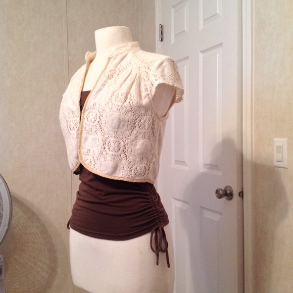 Gorgeous Cream Cropped Pullover Jacket - Picture 3 of 4