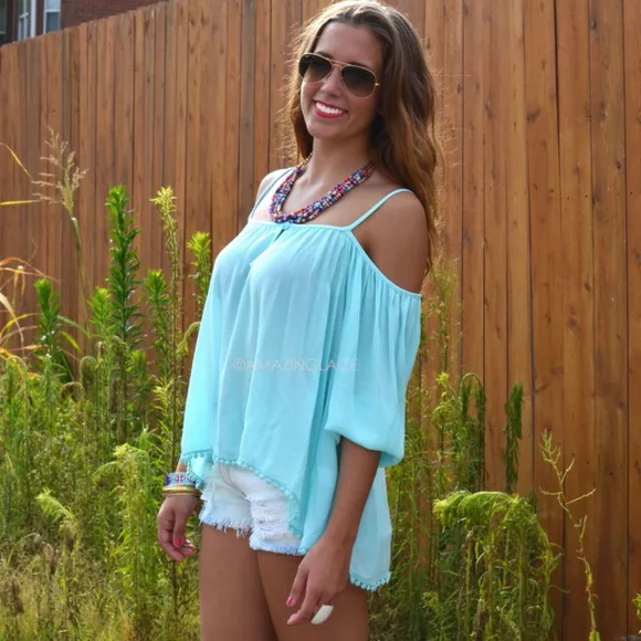 Tops - FINAL PRICE Blue cold shoulder top
