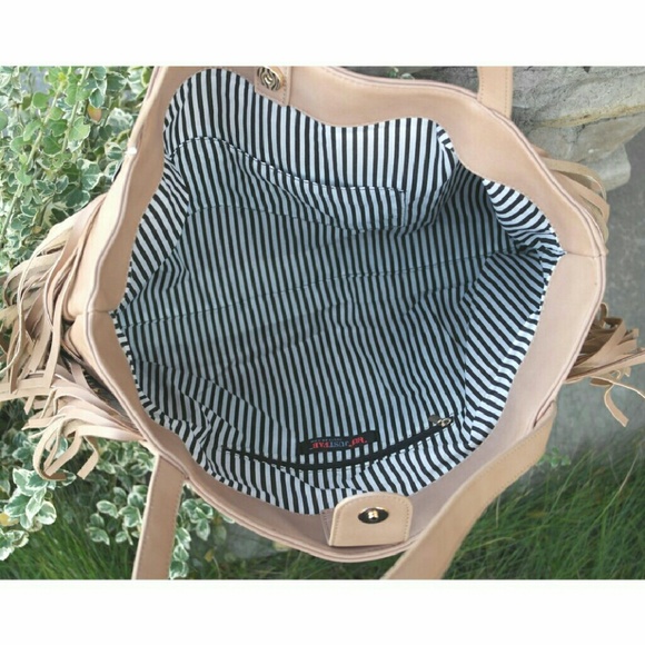 ☆HP☆ Hugo boho fringe bag in light brown, taupe - Picture 3 of 4