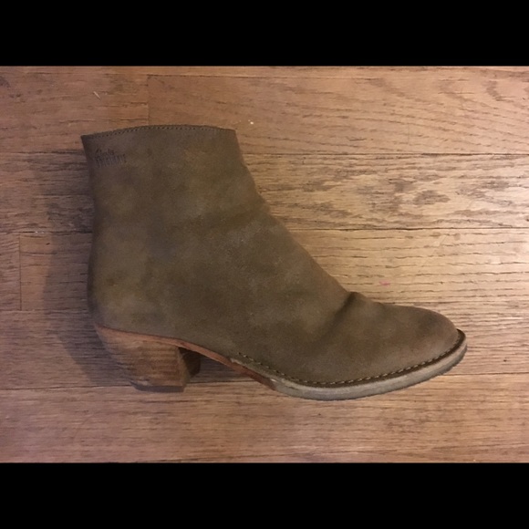 Clarks Desert Heeled Ankle Boot - Picture 2 of 4