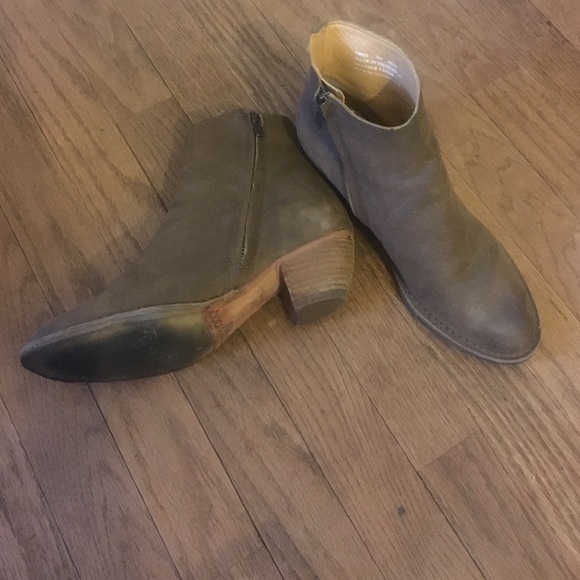 Clarks Desert Heeled Ankle Boot - Picture 3 of 4