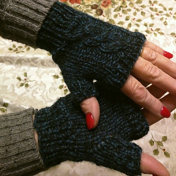 Accessories - NWOT fingerless mittens