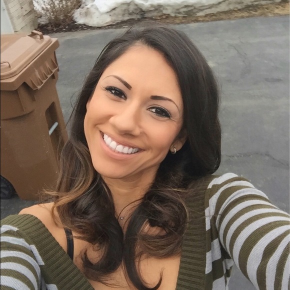 Meet your Posher, Cindy - Picture 2 of 3