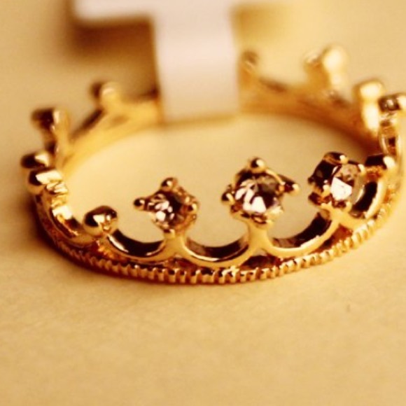 Beautiful Rhinestone Gold Crown ring - Picture 2 of 3