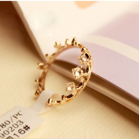 Beautiful Rhinestone Gold Crown ring - Picture 3 of 3