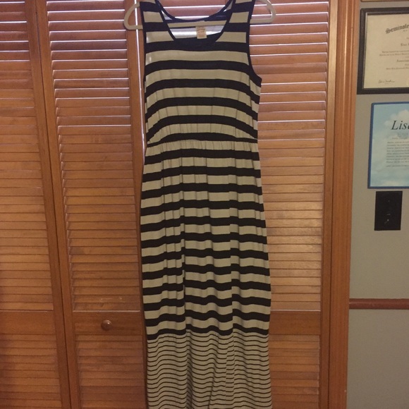 Sold on another app. Black and cream maxi dress - Picture 2 of 3
