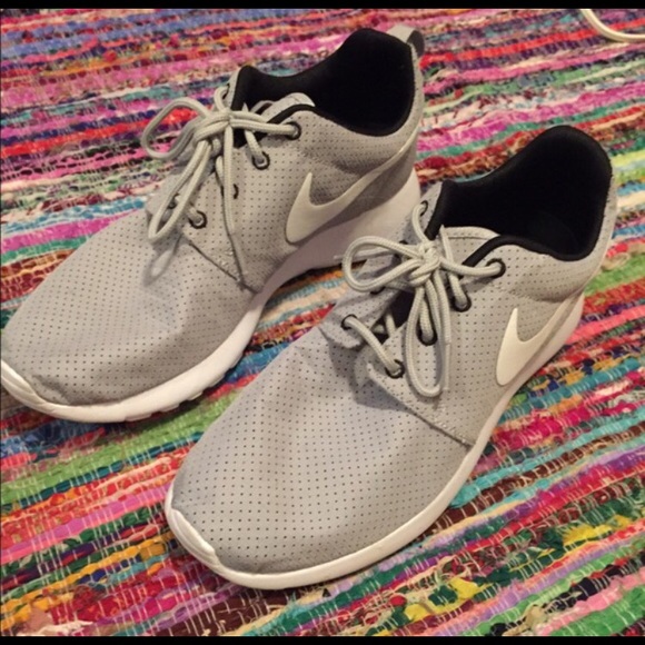 Women size 9 Nike roshe