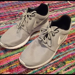 Women size 9 Nike roshe