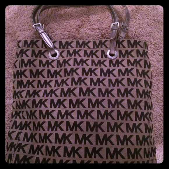 Michael Kors Handbags - Authentic Michael Kors tote bag