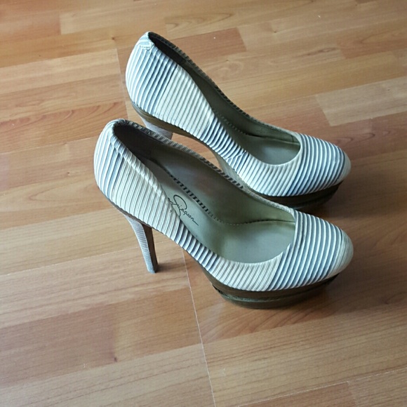 Cream/grey pumps
