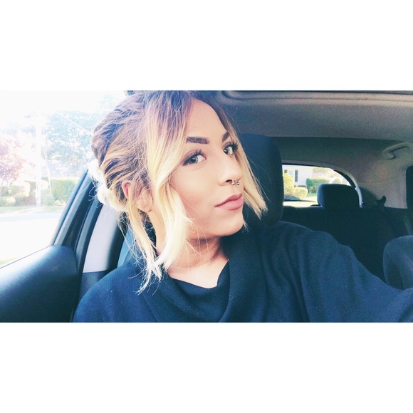 Meet your Posher, Danielle - Picture 2 of 2