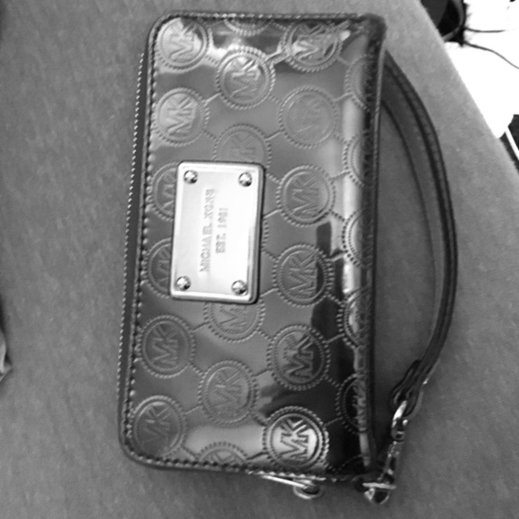 Authentic Michael Kors wristlet - Picture 1 of 4