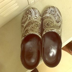 Black and white flower patterned Danskos