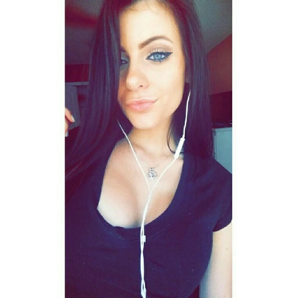 Meet your Posher, Keeley - Picture 3 of 3