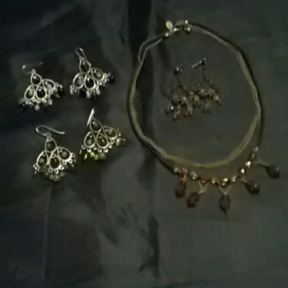 Jewelry/ Necklace set w/ earrings ( bundle)