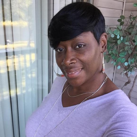 Meet your Posher, Dee