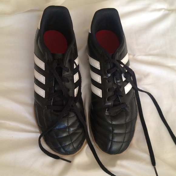 Indoor soccer shoes
