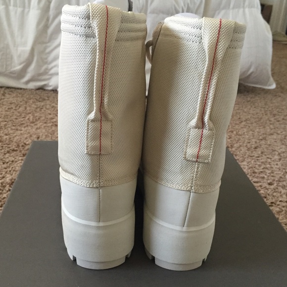 Rare Authentic yeezy boots straight from the box - Picture 4 of 4